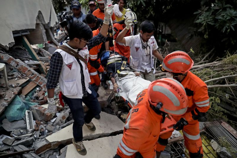 Photos: Earthquake, tsunami strike Indonesian island | CNN Gempa Guncang Sumenep, Dipastikan Tak Berpotensi Tsunami.