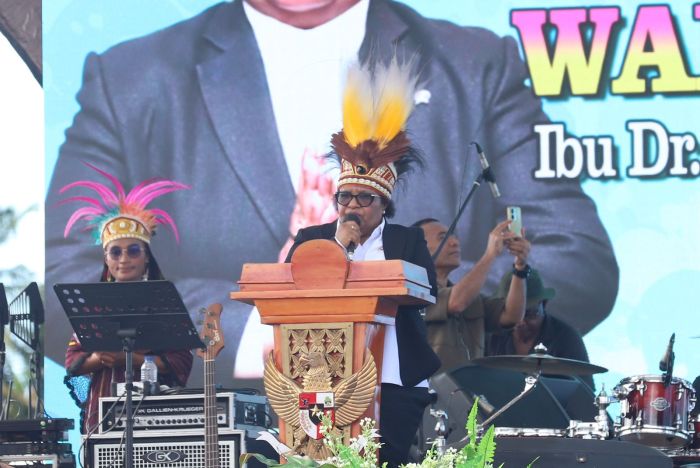 Ribka Discuss Major Challenges in Developing Four Papua New Autonomous ... Ribka Haluk Resmi Pimpin Komite Pembangunan Papua.