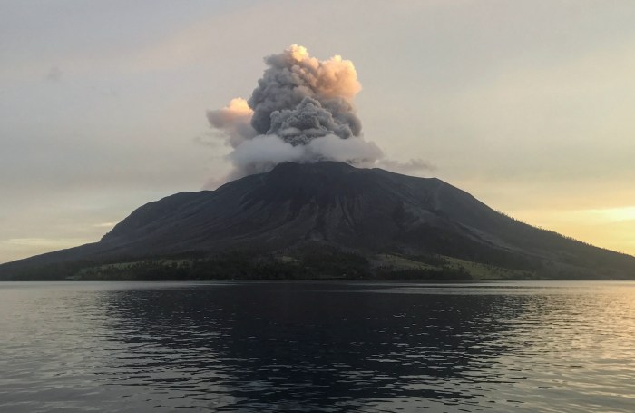 Bencana Erupsi Gunung Ruang, Warga Dianjurkan Memakai Masker - Fakta ... Badan Geologi Selidiki Semburan Api Viral di Pulau Bacan.